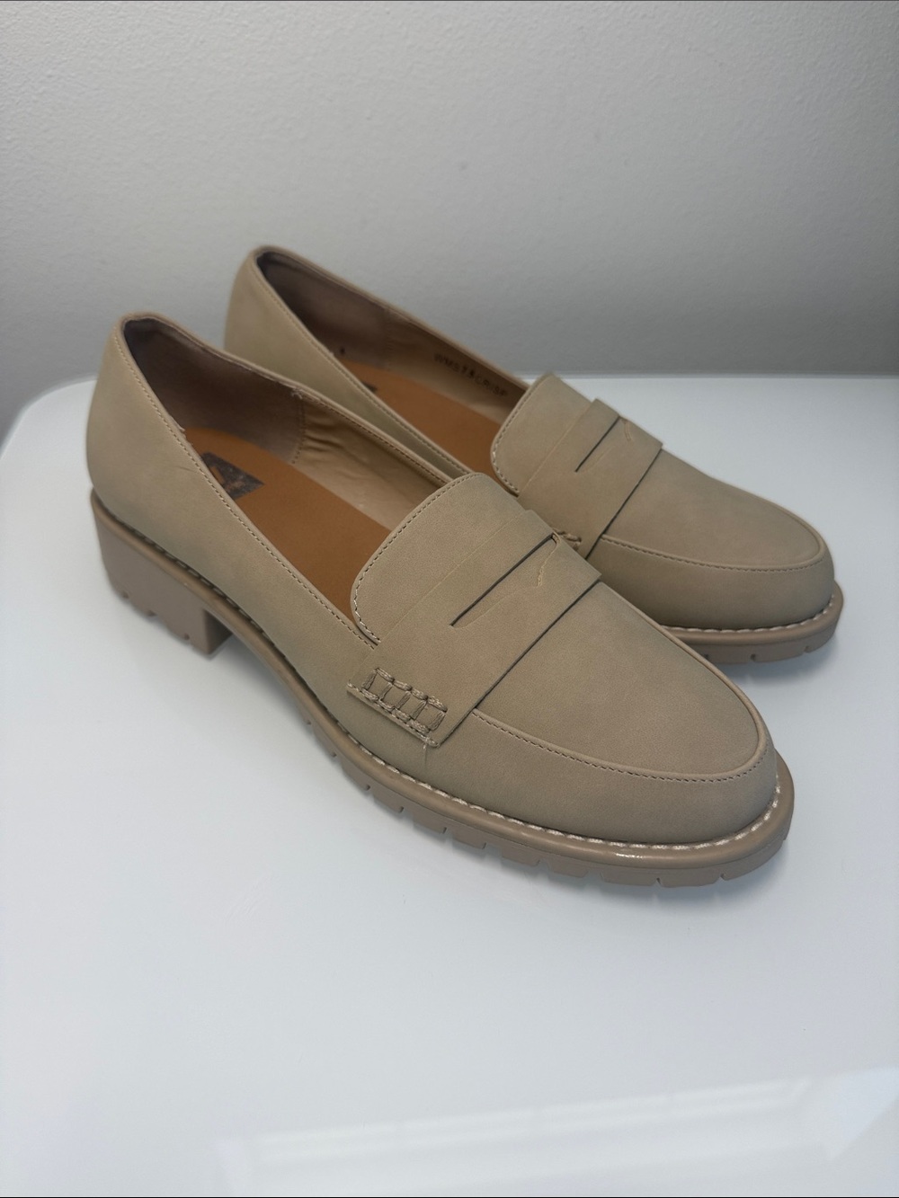 NEW Dolce Vita Crisp Loafers Dune Tan Slip On Lug Sole Size 7.5 - Picture 2 of 8